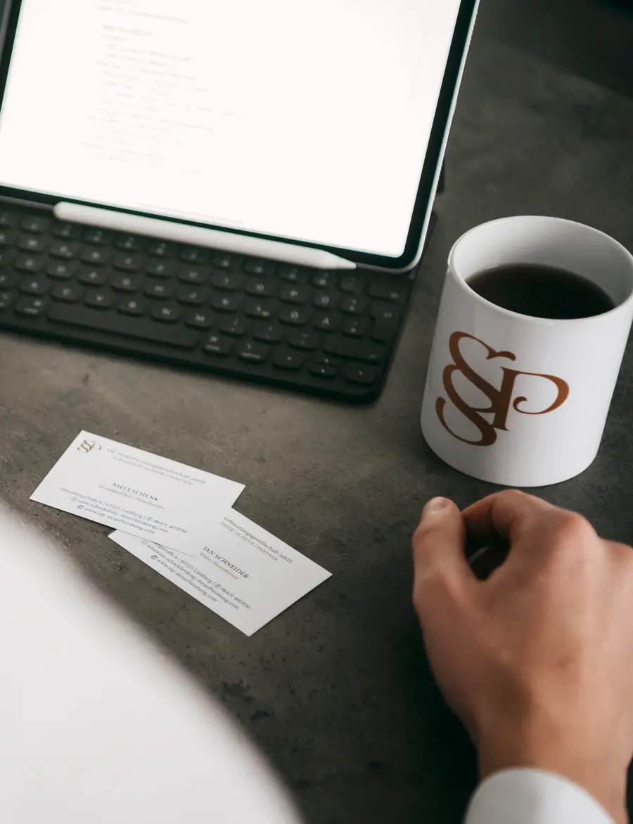 Schreibtisch mit Laptop und Kaffeetasse – SSP Steuerberatung